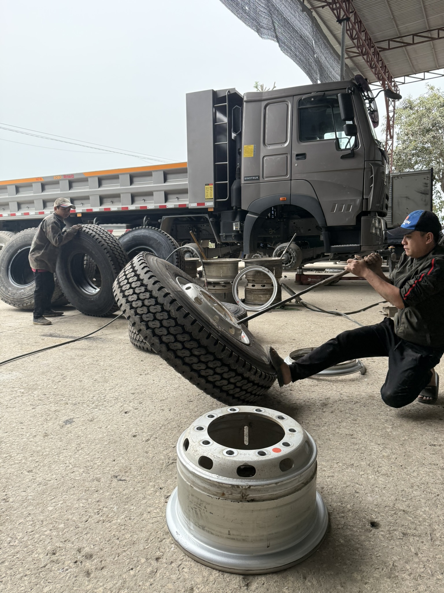 Thay toàn bộ giàn lốp mới cho xe được doanh nghiệp tin tưởng